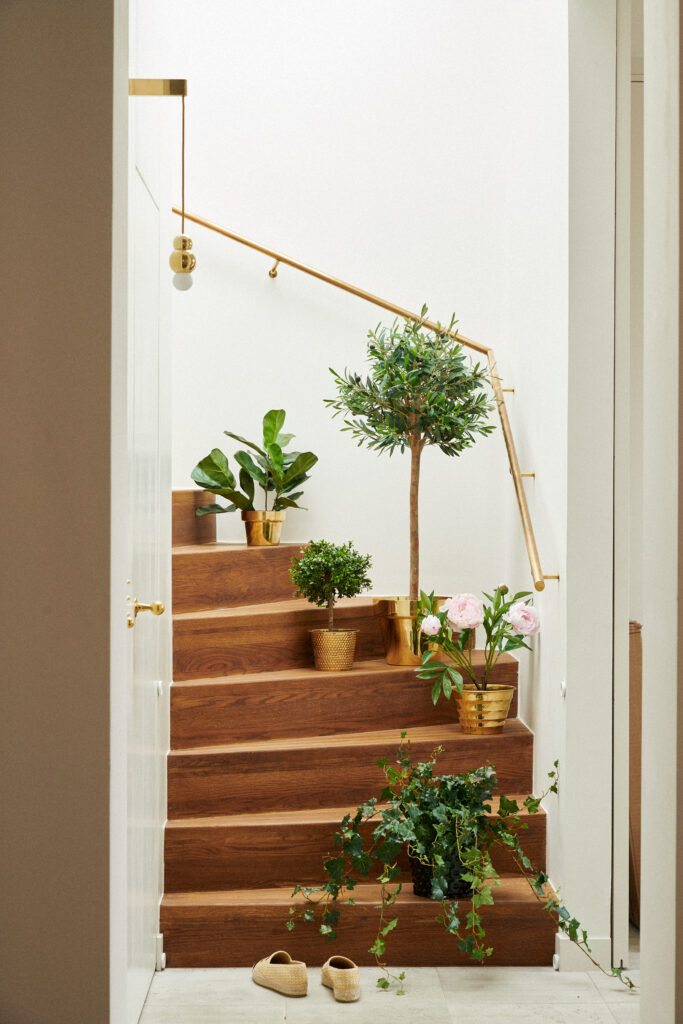 Bilden visar konstväxter och konstblommor i en trappa.